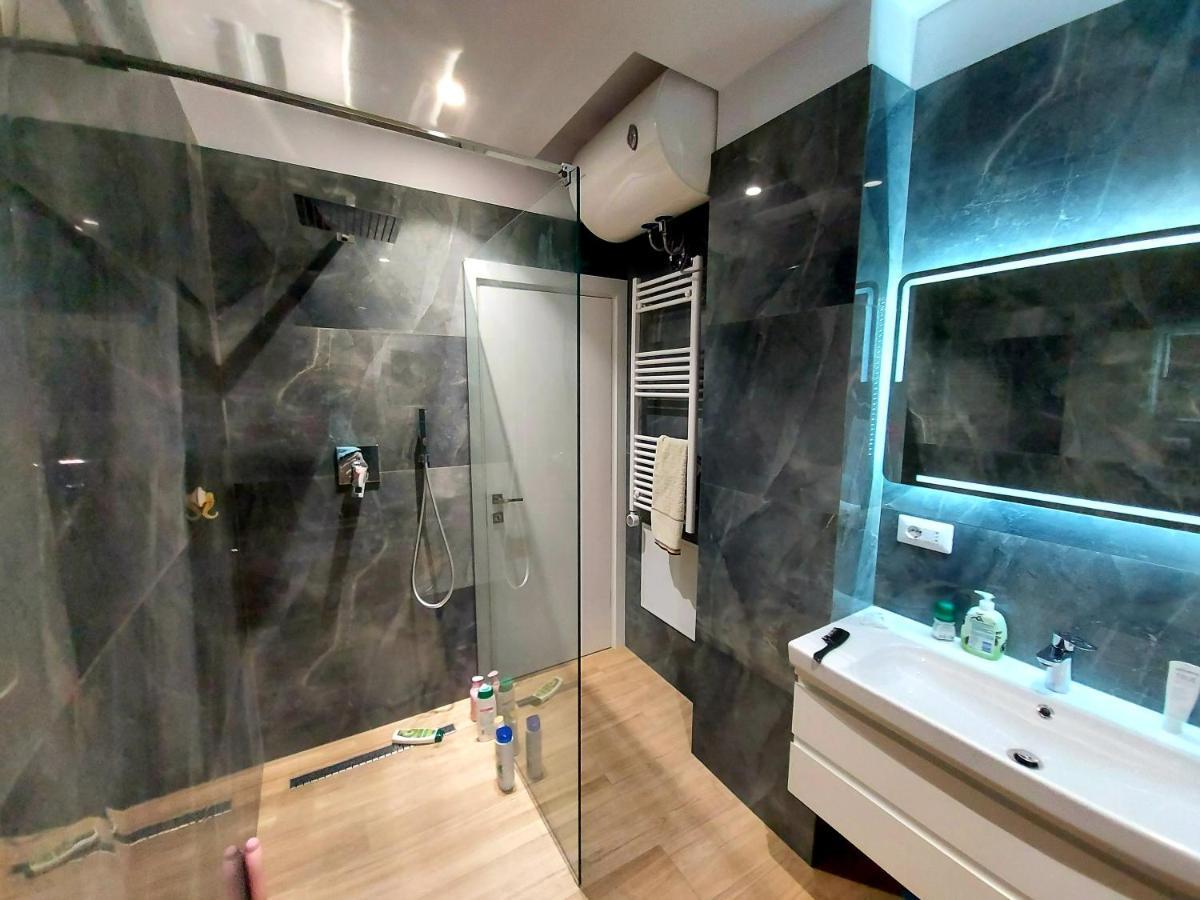 Luxurious Double Bedroom Suite Tiranë Luaran gambar